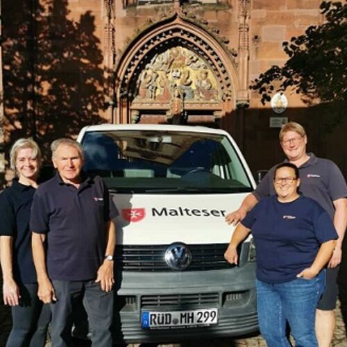 Malteserbus vor der Kirche mit dem Team vom Kirchenfahrdienst